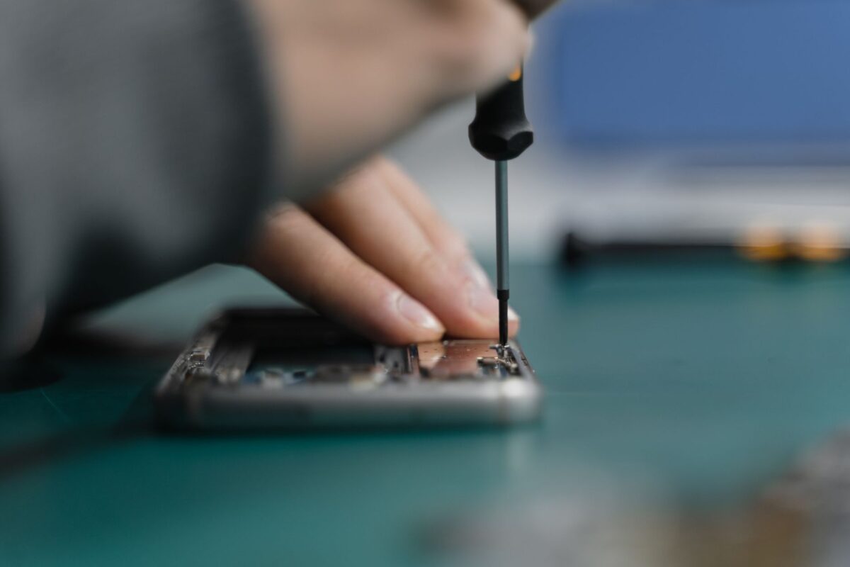 Smartphones reconditionnés : les prix glissent encore, réparer reste souvent la meilleure affaire